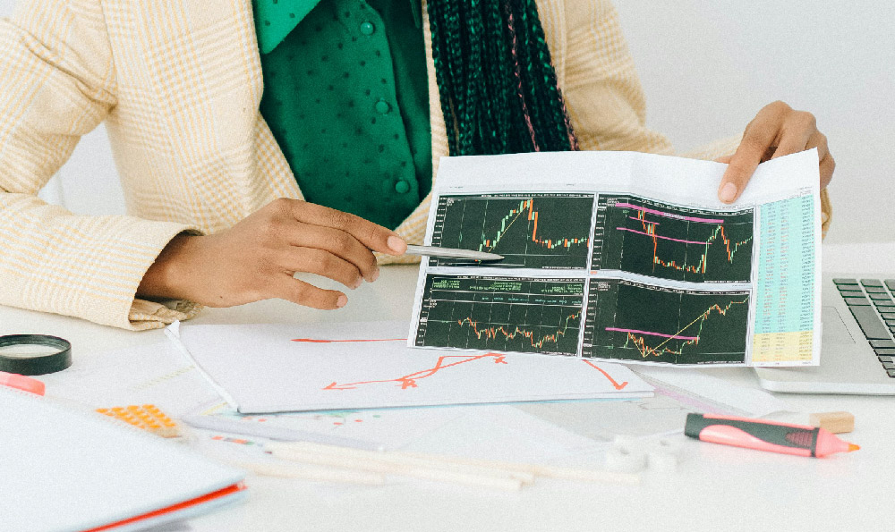 How do travel agencies earn, and what are their revenue streams?